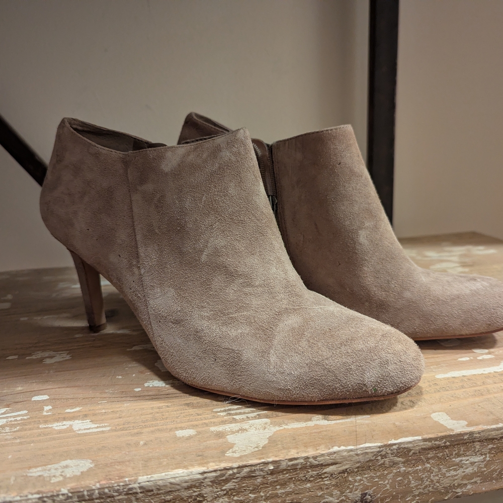 Elegant Tan Suede Ankle Boots